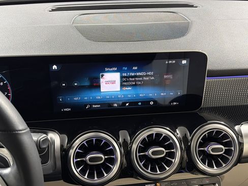 Used 2021 Mercedes-Benz GLB 250 4MATIC image 18