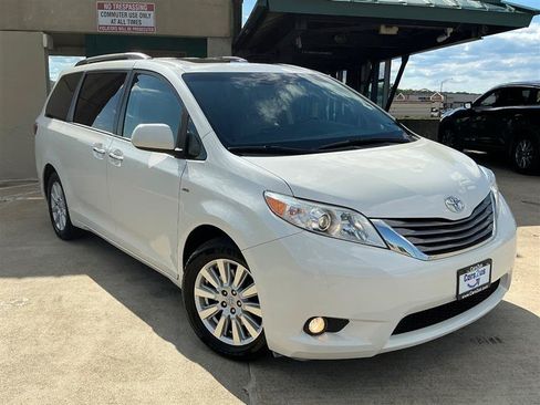 Used 2017 Toyota Sienna XLE Premium AWD/4WD image 8