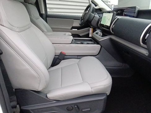 New 2025 Ford Expedition Active image 33