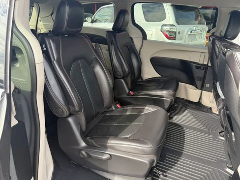 Used 2022 Chrysler Pacifica Touring-L w/ Uconnect Theater Family Group FWD image 16