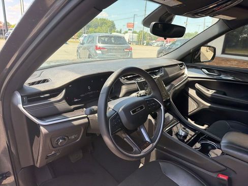 Used 2023 Jeep Grand Cherokee L Laredo RWD image 4