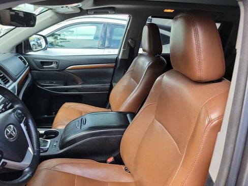 Used 2017 Toyota Highlander Limited Platinum FWD image 9