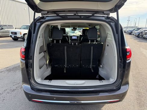 Used 2023 Chrysler Pacifica Touring-L image 37