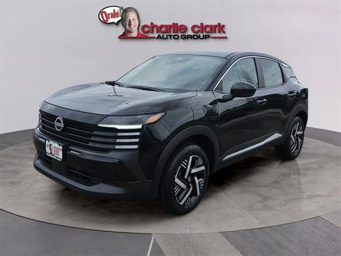 Used 2025 Nissan Kicks SV image 2