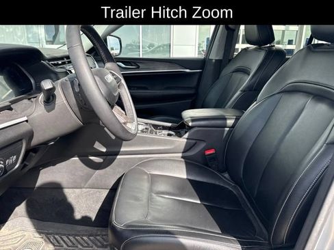 Used 2023 Jeep Grand Cherokee Limited w/ Black Appearance Package AWD/4WD image 12