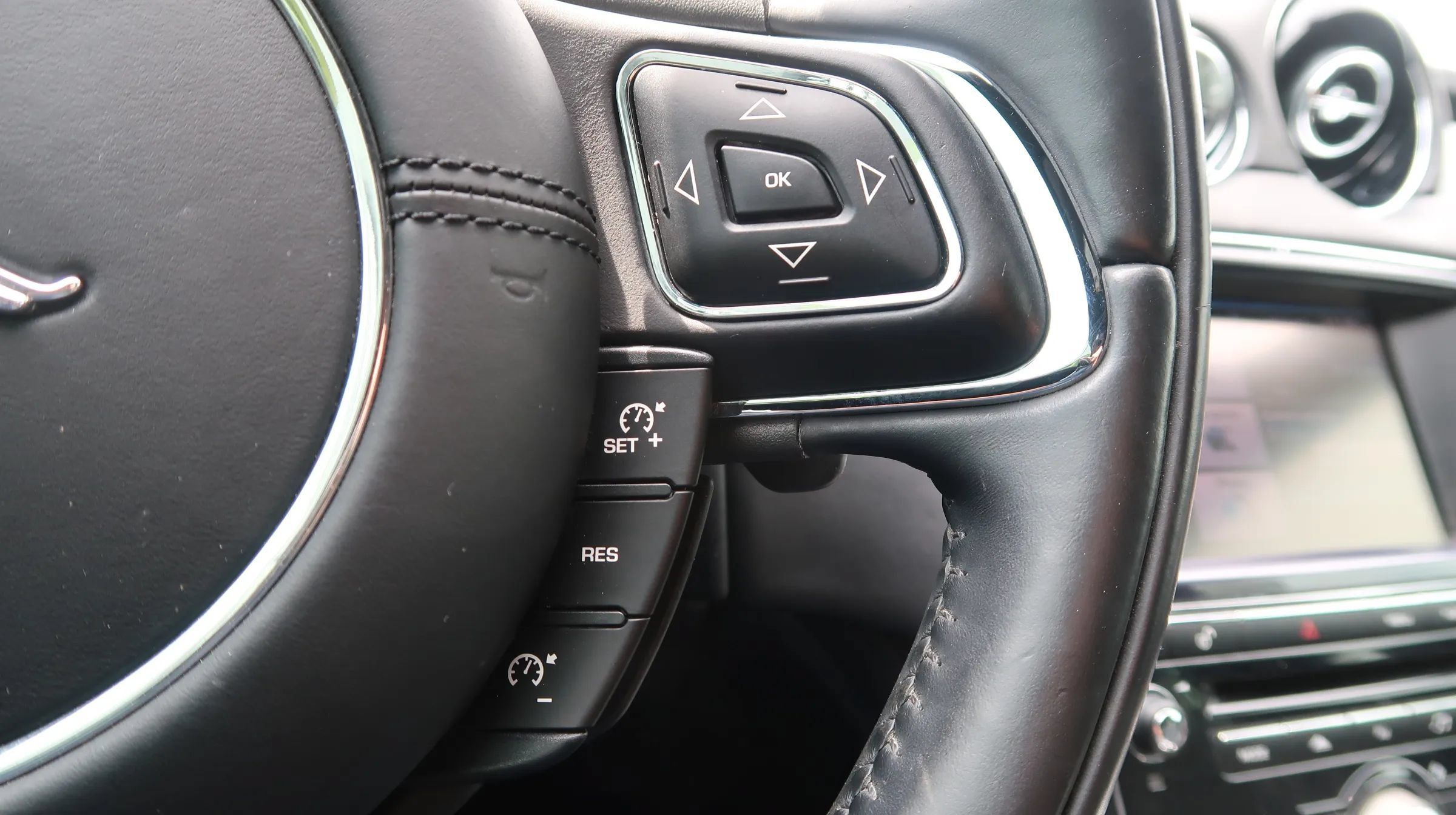 Used 2014 Jaguar XJ R LWB RWD image 37