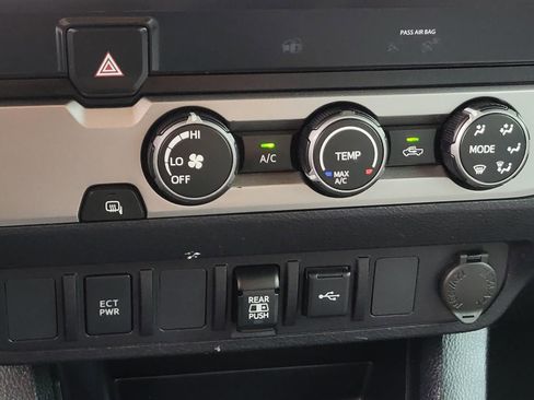 Used 2020 Toyota Tacoma SR5 RWD image 27