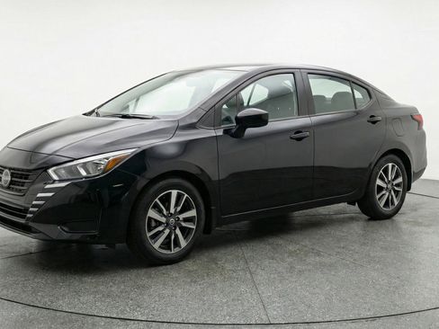 Used 2025 Nissan Versa SV image 3