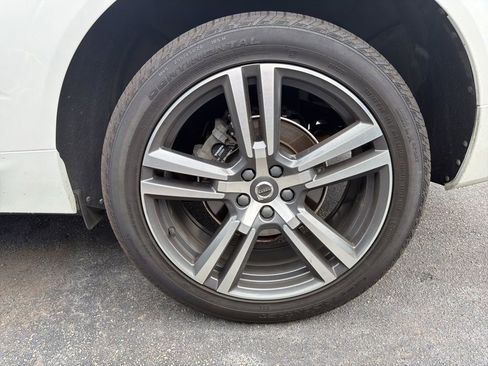 Used 2019 Volvo XC60 T5 Momentum w/ Multimedia Package AWD/4WD image 9