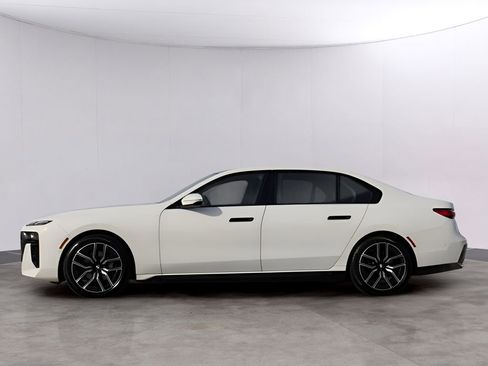 Used 2025 BMW 740i xDrive w/ Premium Package AWD/4WD image 4