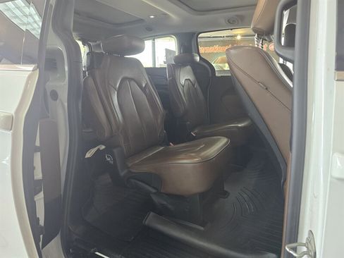 Used 2018 Chrysler Pacifica Limited image 16