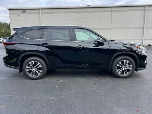 New 2025 Toyota Highlander XLE image 2