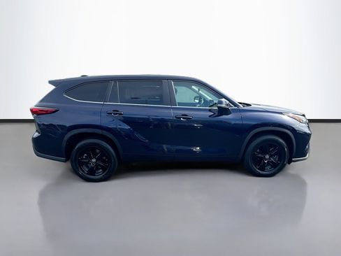 Used 2023 Toyota Highlander LE FWD image 8