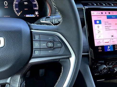 Used 2024 Jeep Grand Cherokee Limited image 27