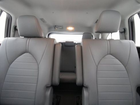 Used 2022 Toyota Highlander XLE image 29