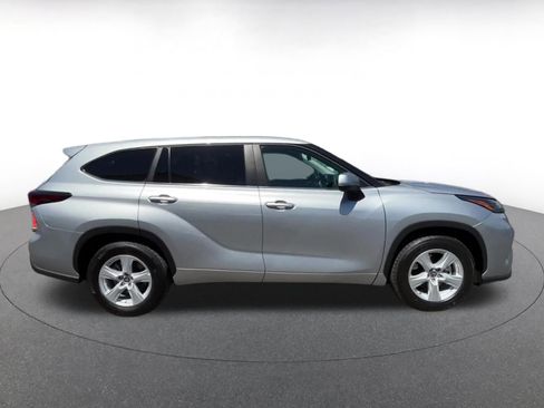 Used 2025 Toyota Highlander LE FWD image 16