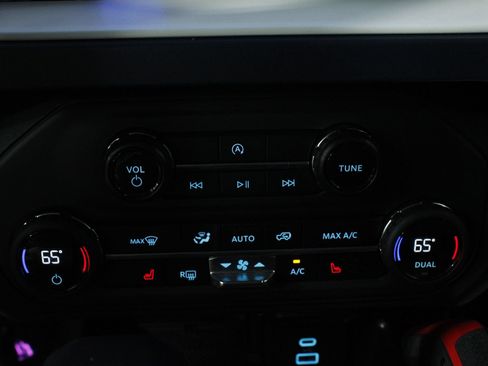 Used 2025 Ford Bronco Heritage Edition AWD/4WD image 28