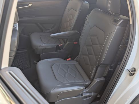 Used 2024 Volkswagen Atlas SE image 17