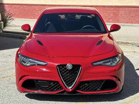 Used 2017 Alfa Romeo Giulia Quadrifoglio image 2