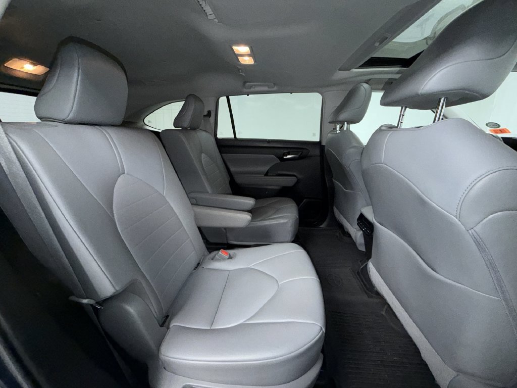 Used 2021 Toyota Highlander XLE AWD/4WD image 17