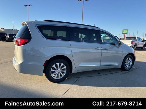 Used 2017 Chrysler Pacifica Touring-L image 11