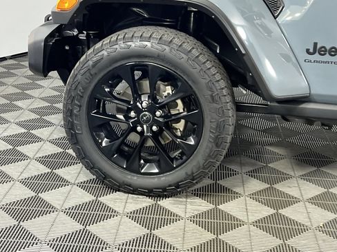 Used 2025 Jeep Gladiator Sport image 13