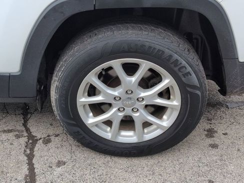 Used 2017 Jeep Cherokee Latitude w/ Safety/Convenience Group image 32