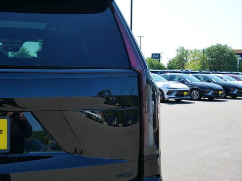 Used 2023 Cadillac Escalade Sport Platinum w/ LPO, ONYX Package AWD/4WD image 17
