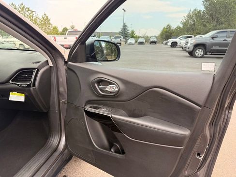 Used 2020 Jeep Cherokee Latitude Plus FWD image 10
