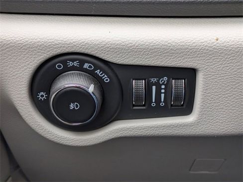 Used 2024 Chrysler Pacifica Touring-L image 24