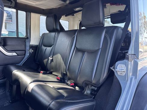 Used 2014 Jeep Wrangler Unlimited Rubicon w/ Connectivity Group AWD/4WD image 13