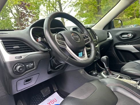 Used 2017 Jeep Cherokee Trailhawk w/ Cold Weather Group AWD/4WD image 6