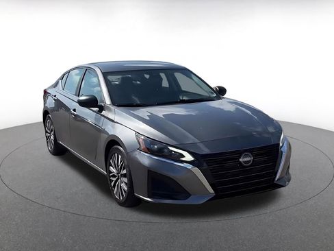 Used 2025 Nissan Altima 2.5 SV FWD image 3