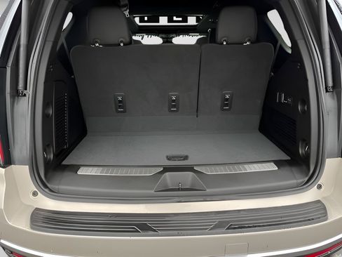 Used 2023 Chevrolet Tahoe High Country AWD/4WD image 22