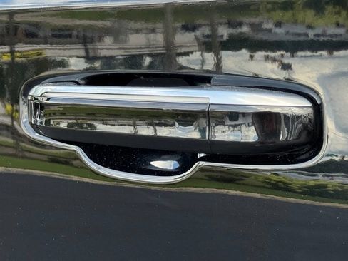 Certified 2022 Cadillac Escalade ESV Premium Luxury AWD/4WD image 17