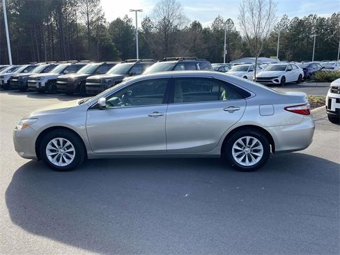 Used 2015 Toyota Camry LE image 4