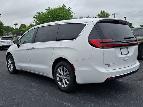 Used 2026 Chrysler Pacifica Select AWD/4WD image 4