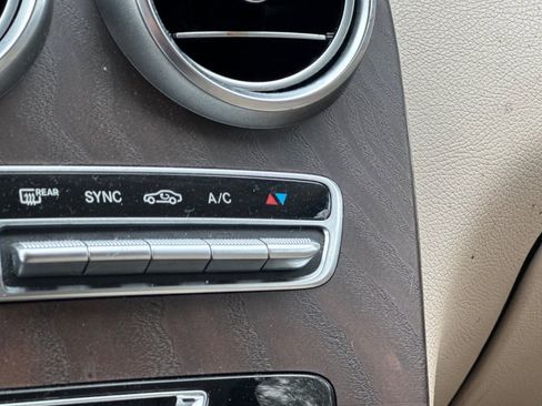 Used 2019 Mercedes-Benz GLC 300 4MATIC image 30