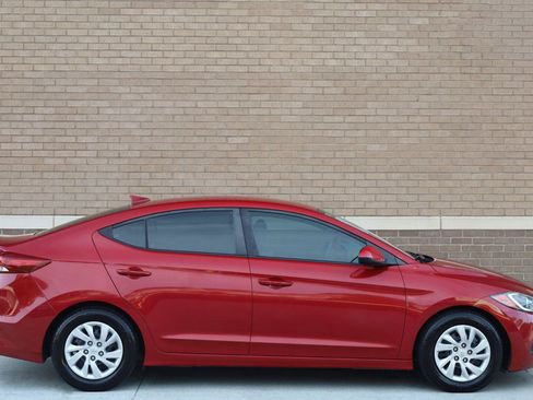 Used 2017 Hyundai Elantra SE FWD image 2