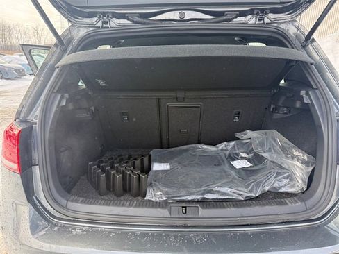 Used 2018 Volkswagen Golf R 4-Door image 16