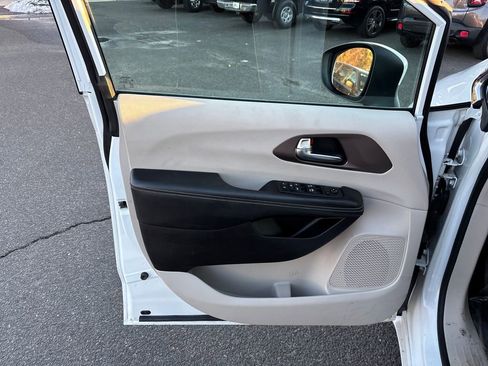 Used 2022 Chrysler Voyager LX image 14