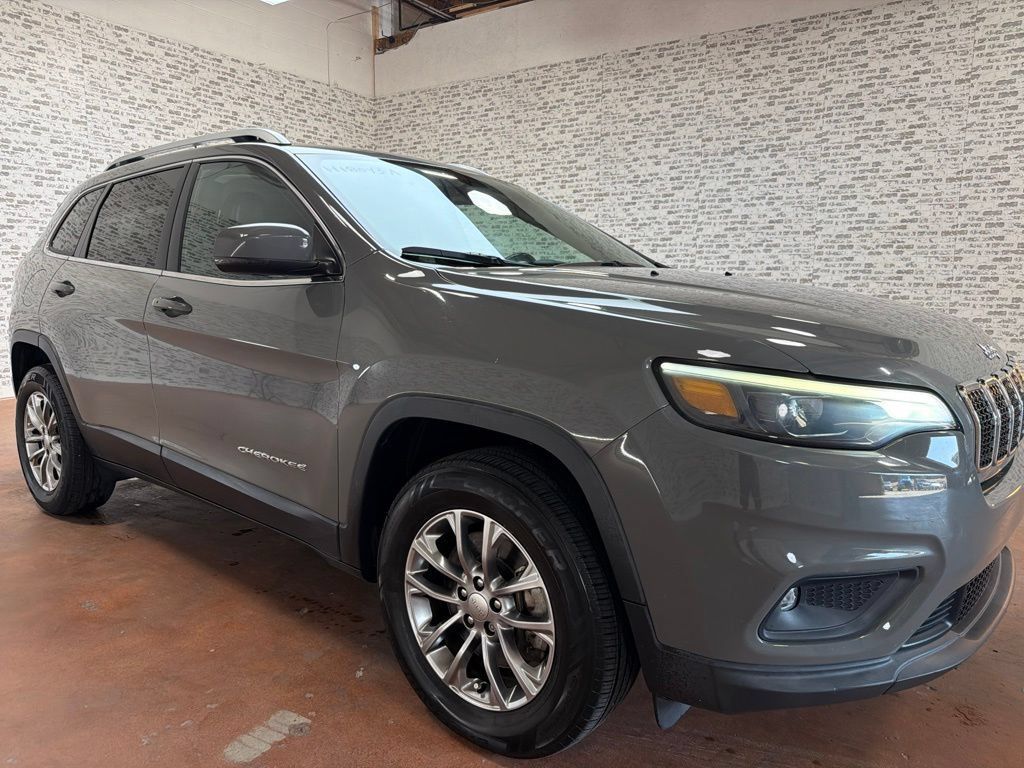 Used 2019 Jeep Cherokee Latitude Plus w/ Cold Weather Group AWD/4WD image 1