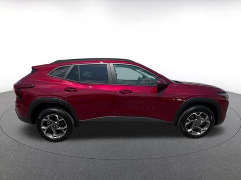 Used 2025 Chevrolet Trax LT w/ LT Convenience Package FWD image 16