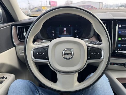 Used 2022 Volvo XC60 B5 Momentum image 10