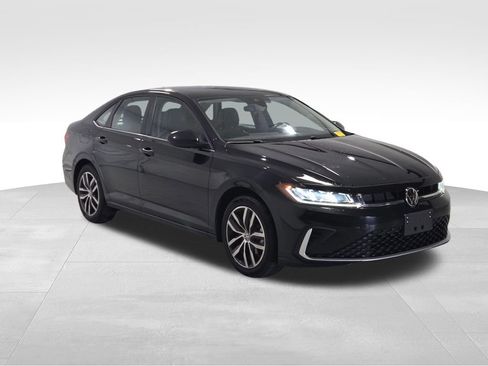 Used 2025 Volkswagen Jetta SE FWD image 19