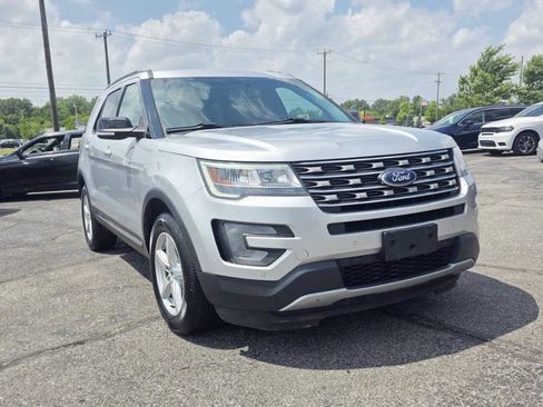 Used 2017 Ford Explorer XLT w/ Equipment Group 202A AWD/4WD image 7