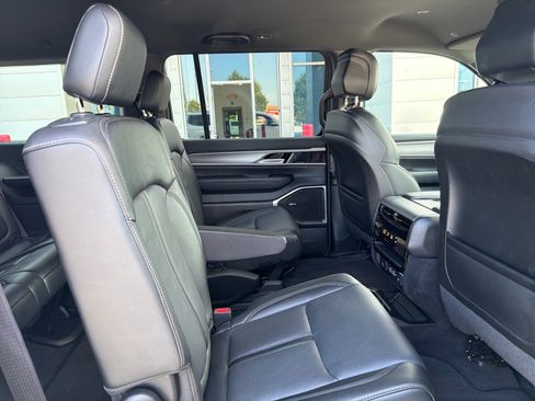 Used 2025 Jeep Wagoneer L Series II AWD/4WD image 31