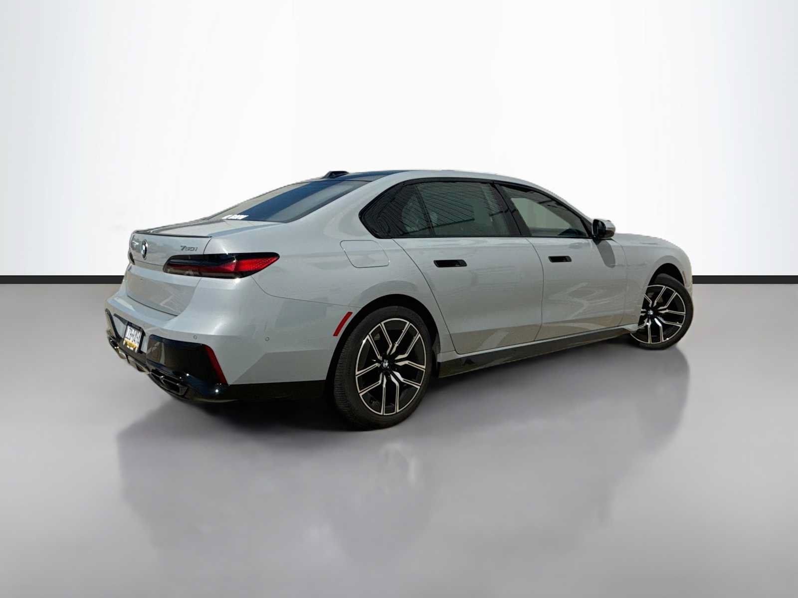 Used 2025 BMW 760i xDrive w/ Premium Package AWD/4WD image 3