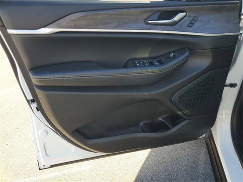 Used 2024 Jeep Grand Cherokee L Limited w/ Luxury Tech Group II image 8