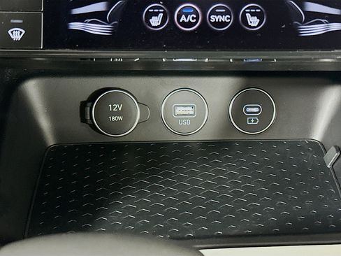 Used 2025 Genesis G70 2.5T image 26